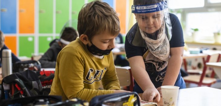 First grade children are seen in a classroom of the primary school number 25 in Warsaw on the first day after the Polish authorities allowed the youngest children to leave home education and return to school, amid the novel coronavirus / Covid-19 pandemic in Warsaw, January 18, 2021. – Poland’s youngest children returned to school for the first time in over two months but most pupils will remain in virtual classrooms as experts warned of a growing psychological toll. (Photo by Wojtek RADWANSKI / AFP)