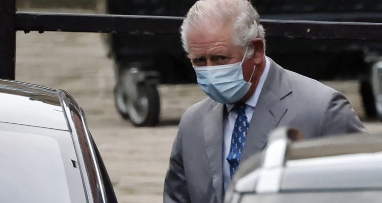 El príncipe Carlos retirándose del hospital en Londres | Agence France-Presse