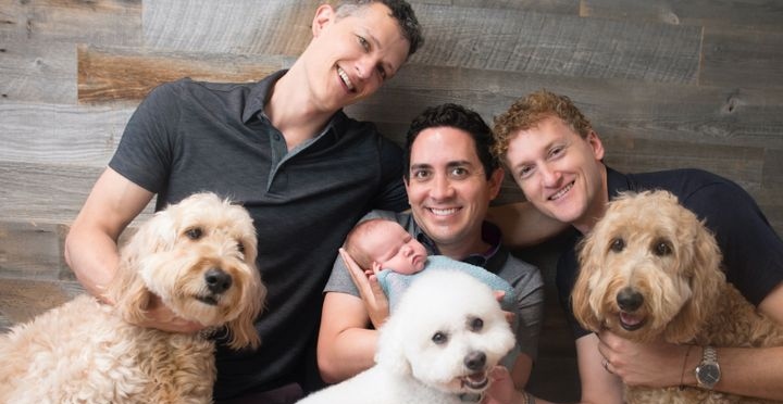 Ian, Alan y Jeremy con su hija Piper y sus perros
