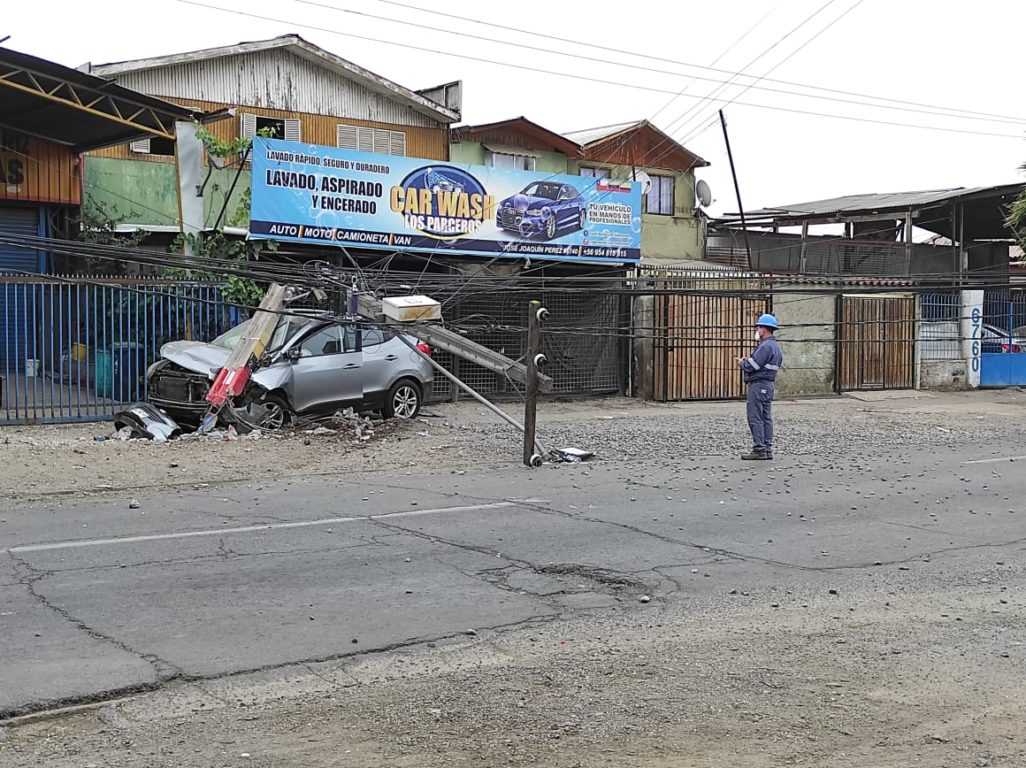 Automóvil robado impacta poste en Cerro Navia