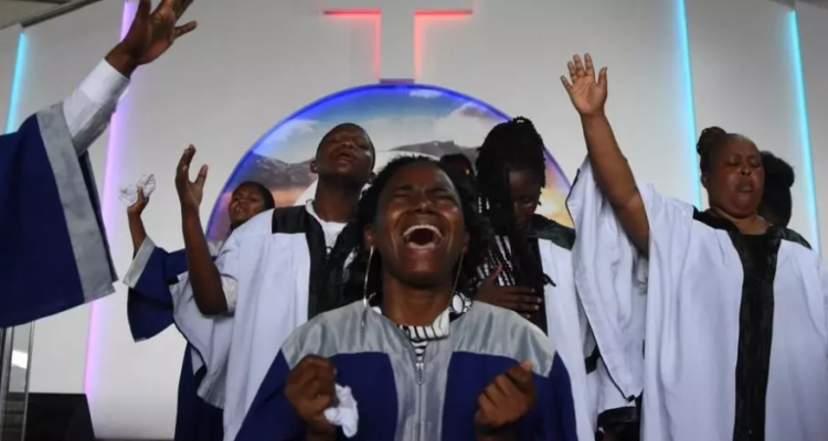 Coro dominical de la iglesia Ufunuo na Uzima de la ciudad Dar es Salaam el 7 de febrero de 2021 | AFP