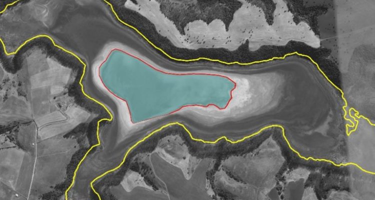 Imagen de Matanza en 2020. El borde amarillo corresponde a las 190 hectáreas que tenía la laguna inicialmente. El rojo muestra el perímetro de las 29 hectáreas actuales | Conaf