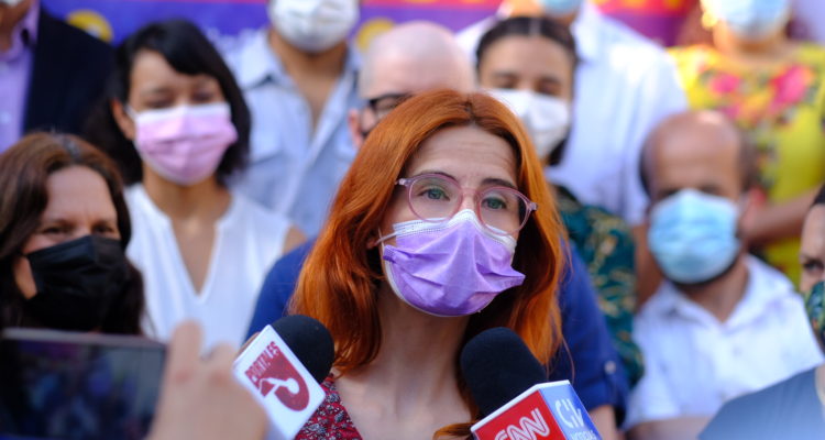 Twitter | @emiliarioss