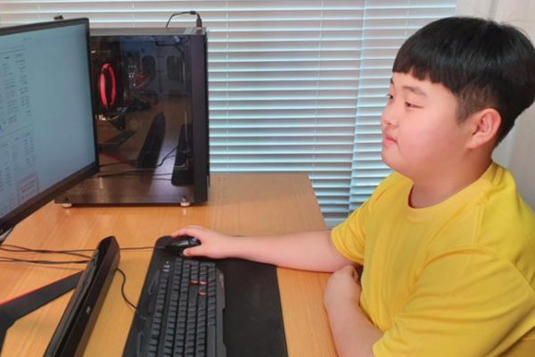 Kwon Joon revisa las acciones desde su habitación | Reuters