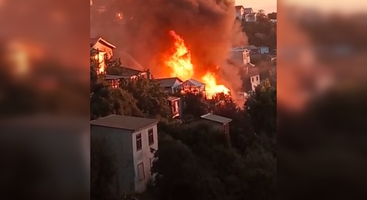 incendio-en-tome-consume-al-menos-tres-casas.jpg