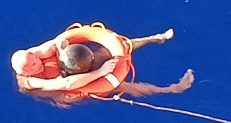 Vidan Perevertilov aferrado a una boya perdida de plástico | The Guardian