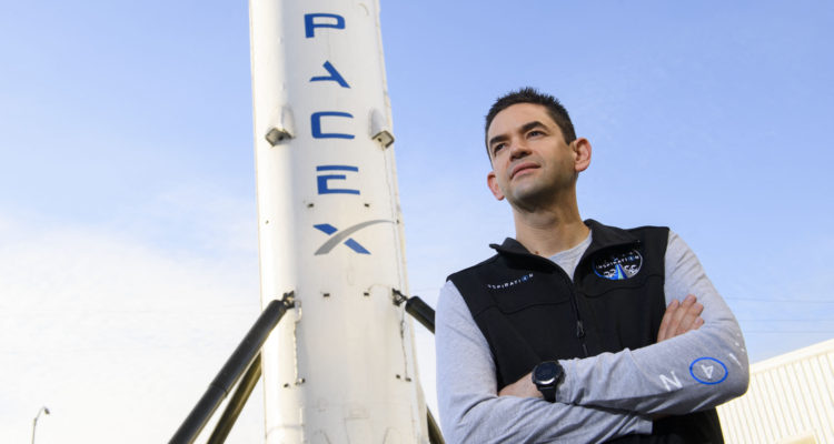 Jared Isaacman junto a un cohete Falcon 9 | Agence France-Presse
