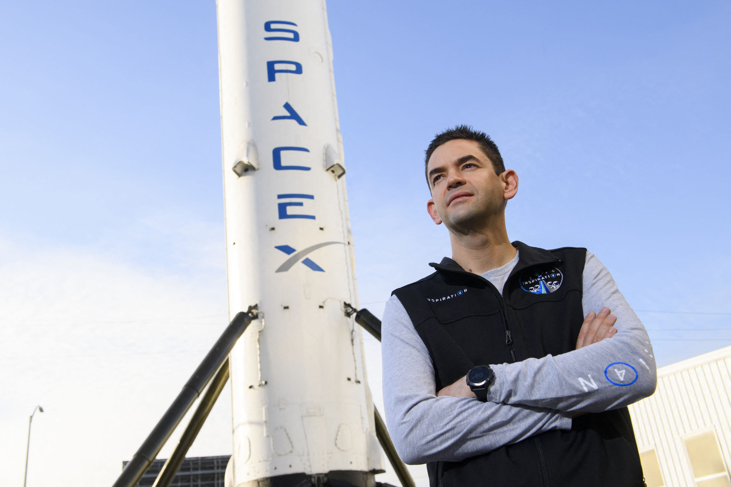 Jared Isaacman junto a un cohete Falcon 9 | Agence France-Presse
