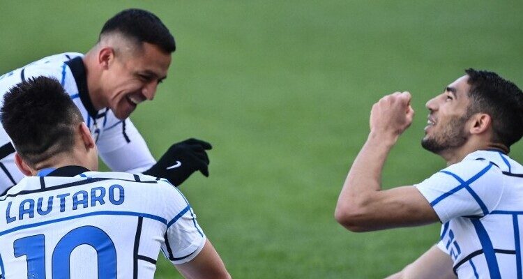 Inter Milan’s Argentine forward Lautaro Martinez (L) celebrates with Inter Milan’s Chilean forward Alexis Sanchez (Rear L) and Inter Milan’s Moroccan defender Achraf Hakimi after scoring Inter’s second goal during the Italian Serie A football match Torino vs Inter Milan on March 14, 2021 at the Olympic stadium in Turin. (Photo by Marco BERTORELLO / AFP)