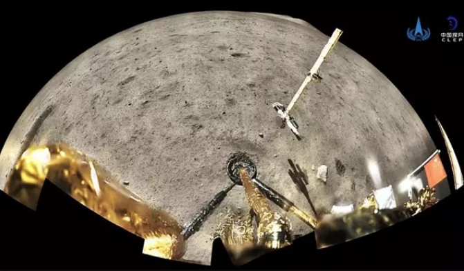 La bandera china (a la derecha) desplegada en la superficie lunar por la misión Chang ‘e 5 – CNSA