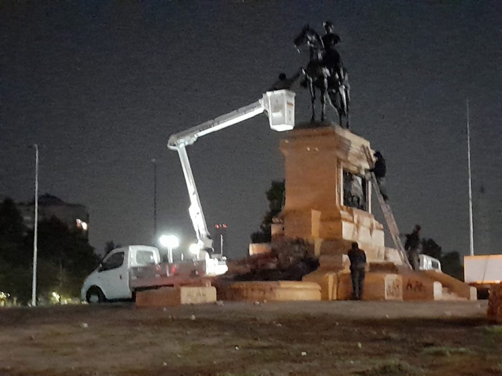 Cuadrilla restaura monumento a Baquedano