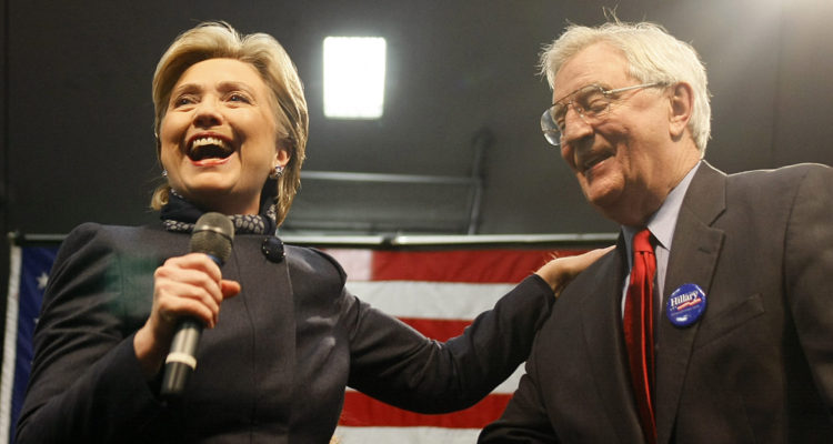 Hillary Clinton junto a Walter Mondale durante la campaña de 2008. Robyn Beck | Agence France-Presse