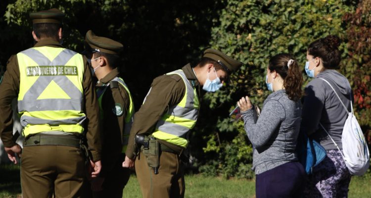 Carabineros durante la fiscalización a los deportistas después de la hora establecida para realizar ejercicios en el Parquemet | Agencia UNO