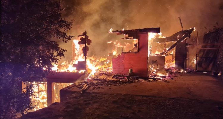 ataque-incendiario-en-lago-lanalhue-destruye-casa-de-exjuez-de-canete-750x400.jpeg