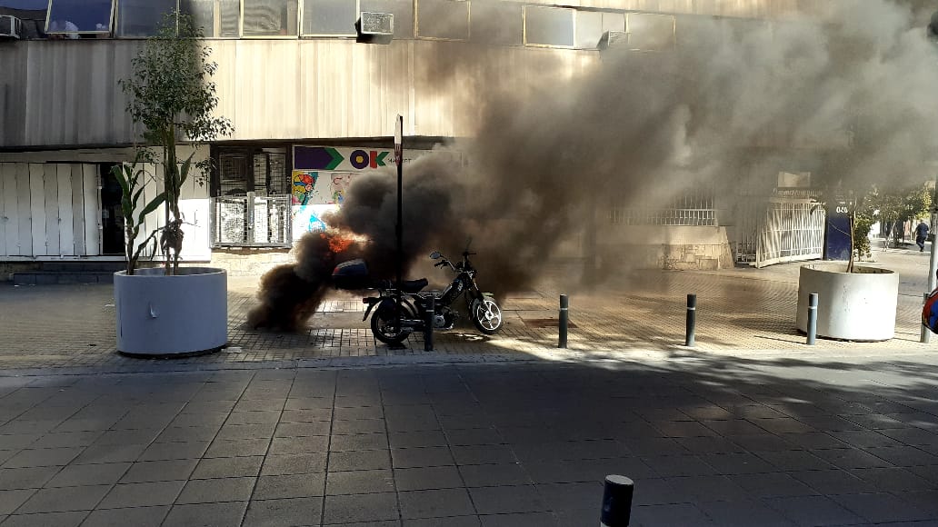 bomberos-trabaja-para-controlar-emergencia-electrica-en-ducto-del-metro-en-providencia.jpg