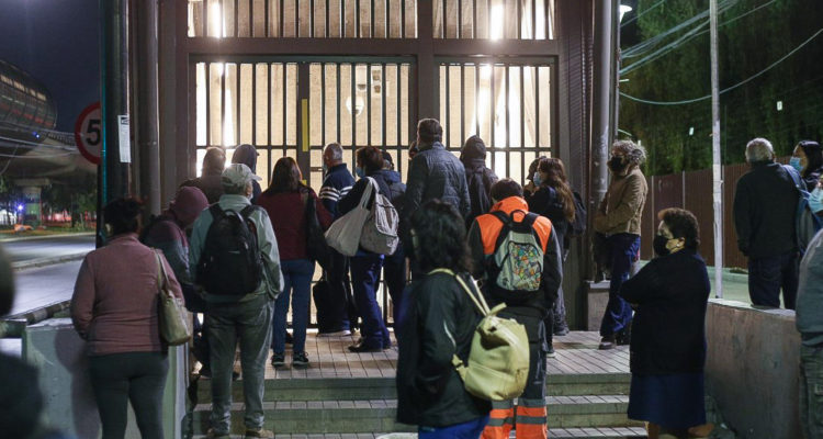 Pese a cuarentena, personas se agolpan en estación de Metro Sótero del Río en Santiago. Diego Martín | Agencia UNO