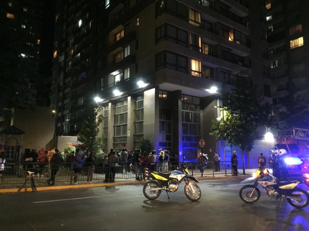 evacuan-edificio-completo-en-santiago-tras-incendio-en-piso-15.jpeg