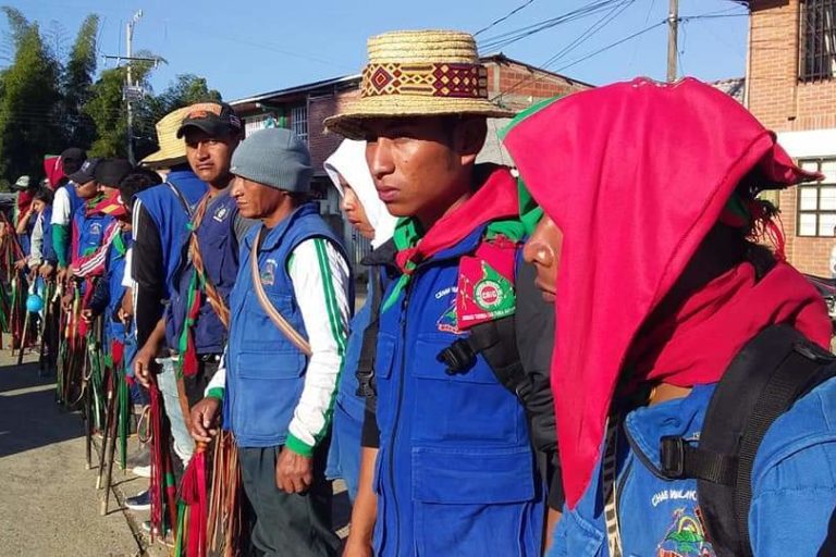 Colombia: decenas de indígenas fueron baleados cuando erradicaban cultivos de coca en el Cauca