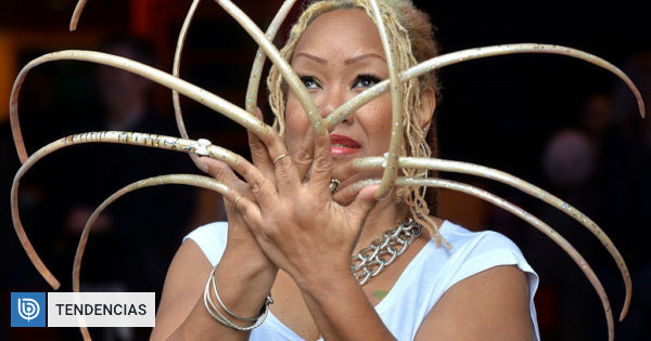 Dormido Corbata Reparador Mujer con las uñas más largas del mundo decide cortarlas luego de 30 años:  logró el Récord Guinness | Sociedad | BioBioChile