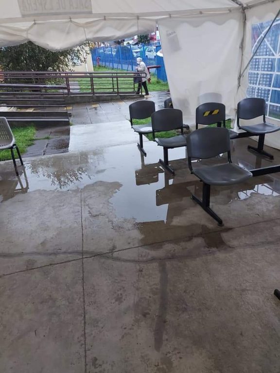 Con lluvia y viento: paciente debió esperar atención en una carpa afuera del Hospital de Castro