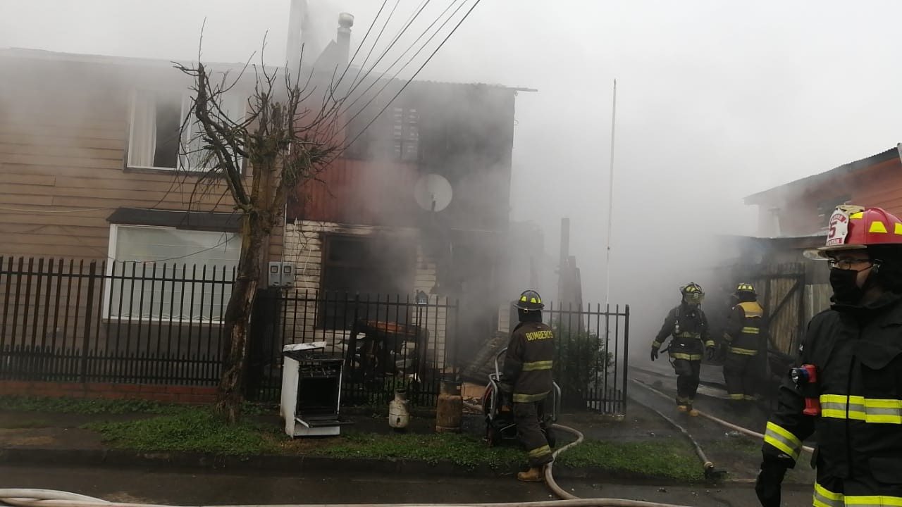 Incendio en Osorno deja una vivienda completamente destruida y casas colindantes dañadas