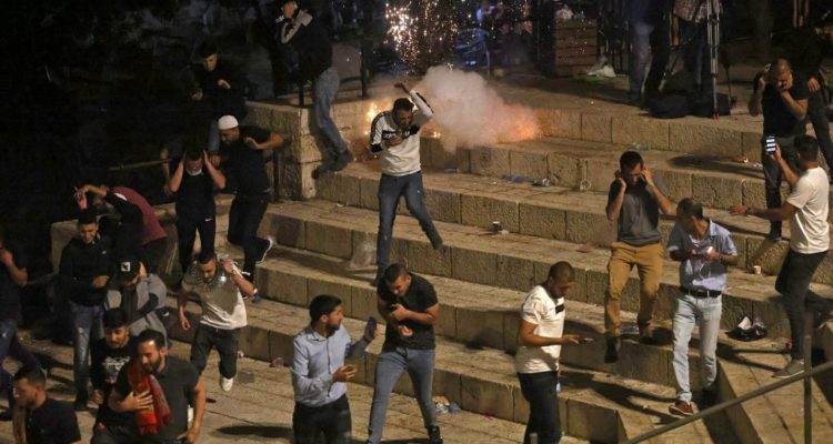 Manifestantes palestinos corren de granadas aturdidoras lanzadas por las fuerzas de seguridad israelíes – 8 de mayo | Emmanuel Dunand | AFP