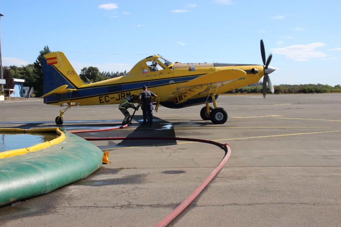 Bomberos de Temuco termina abastecimiento de aeronaves para combatir incendios forestales