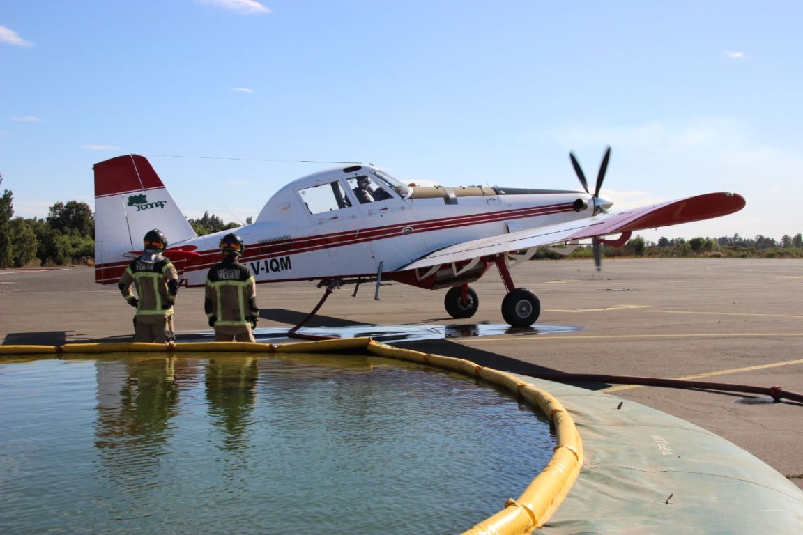 Bomberos de Temuco termina abastecimiento de aeronaves para combatir incendios forestales