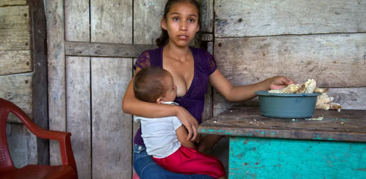 Araceli casada a los 11 sostiene a su hijo de 2 en Guatemala | Stephanie Sinclair