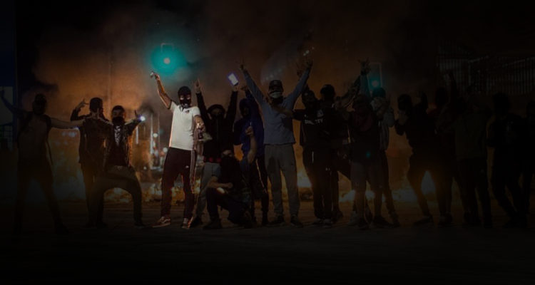 El imputado (de blanco) fue visto en videos y fotos en el lugar de los hechos | Instagram