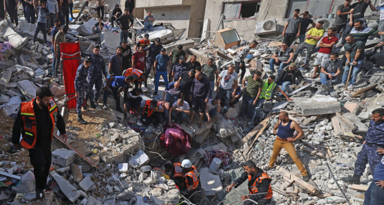 Búsqueda de sobrevivientes en las ruinas de un edificio bombardeado en Gaza. | Agence France-Presse