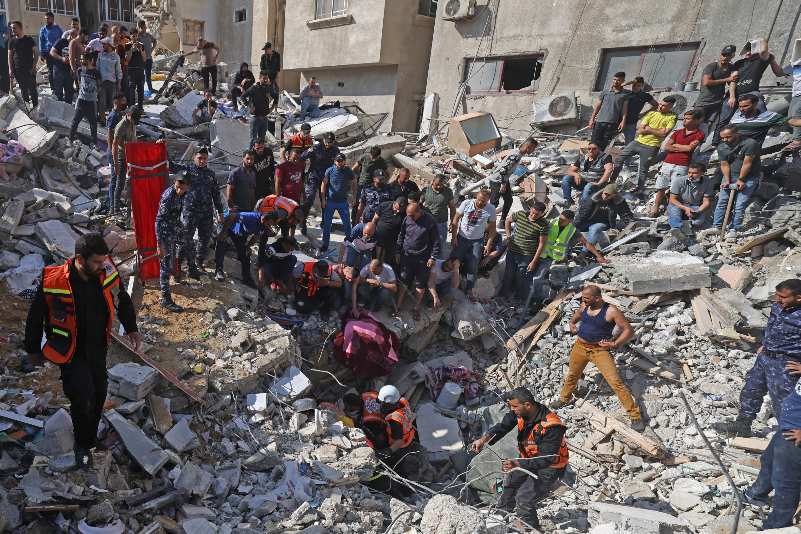Búsqueda de sobrevivientes en las ruinas de un edificio bombardeado en Gaza. | Agence France-Presse