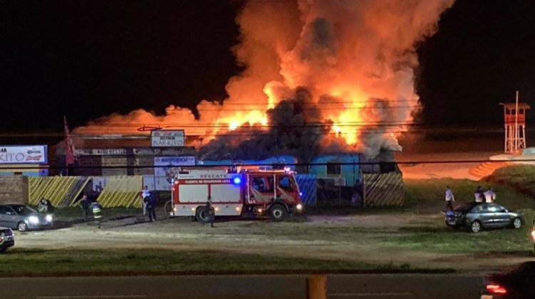 Incendio afecta a local comercial en sector Playa Blanca ...