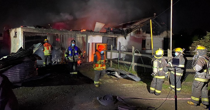 Una familia quedó damnificada por incendio que consume su vivienda en ...