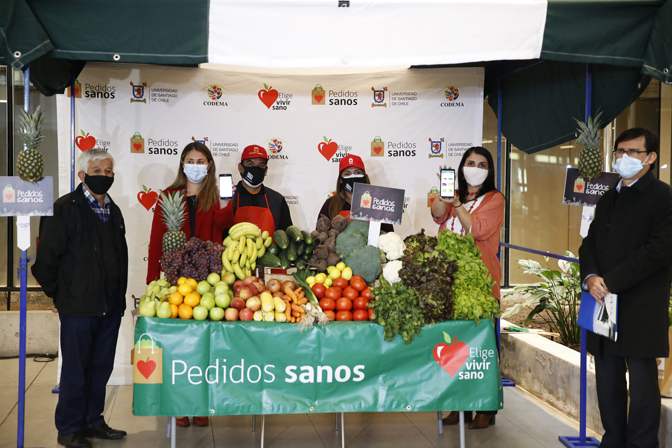 Feria libre con frutas y verduras frescas
