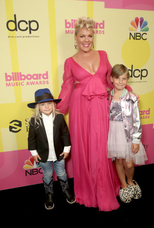 Posed As A Family Singer Pink Reached The Billboard Awards Accompanied By Her Two Young Children Tv And Show Archyde