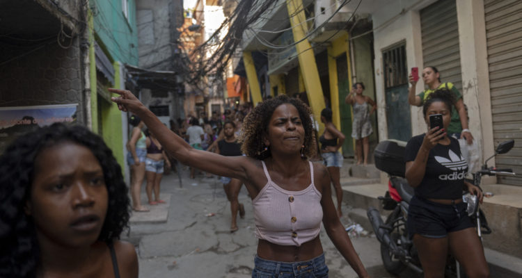 Vecinos de la favela protestan contra la intervención policial. | Mauro Pimentel | Agence France-Presse