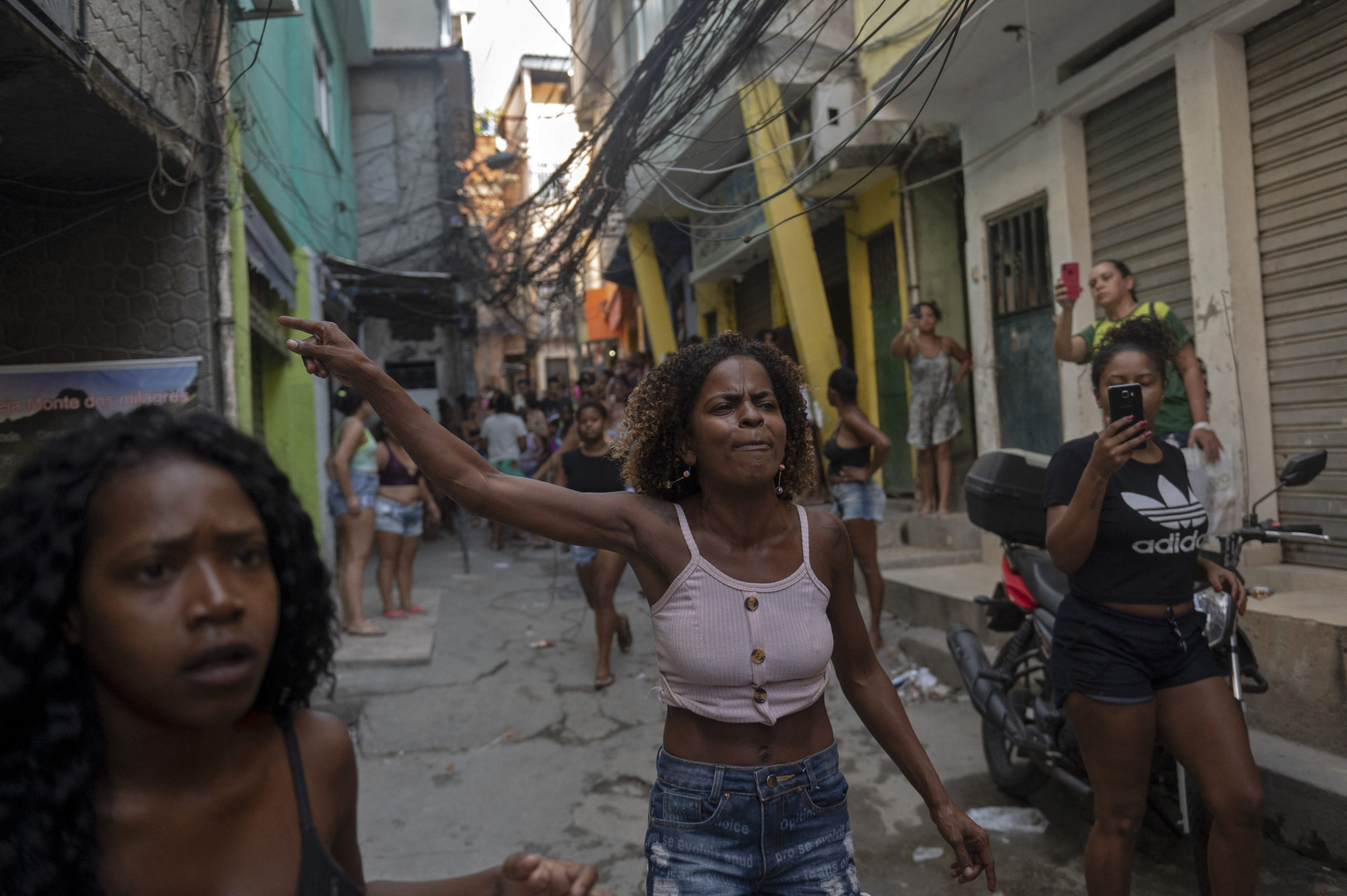 Vecinos de la favela protestan contra la intervención policial. | Mauro Pimentel | Agence France-Presse