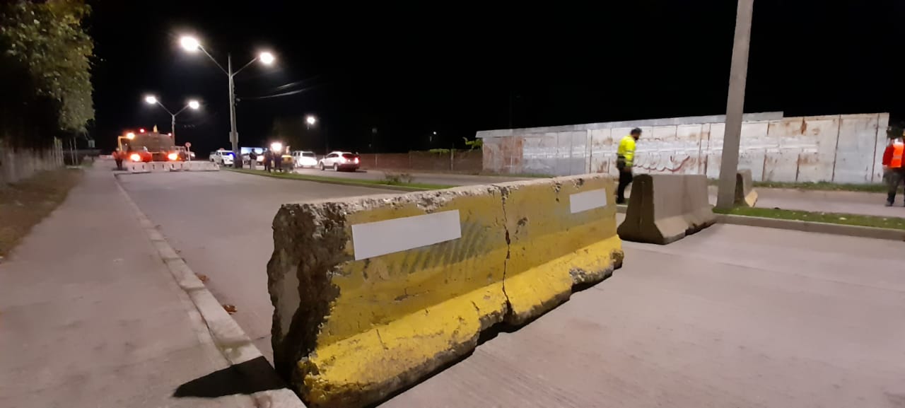 Cordón sanitario y cierre de calles con bloques de cemento generan tacos kilométricos en Los Ángeles