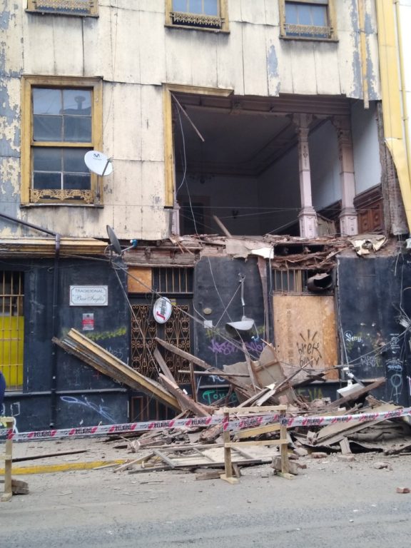 Muro del reconocido Bar Inglés en Valparaíso se desploma y cae en plena vereda