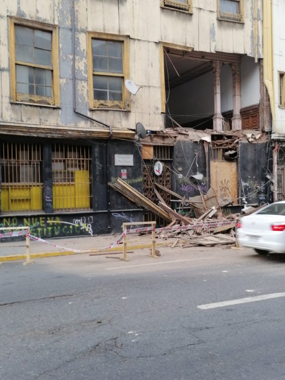 Muro del reconocido Bar Inglés en Valparaíso se desploma y cae en plena vereda