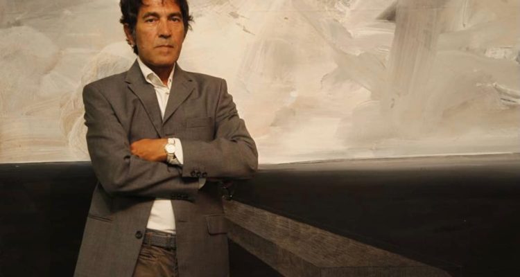 Salvatore Garau junto a su escultura “invisible” – Instagram