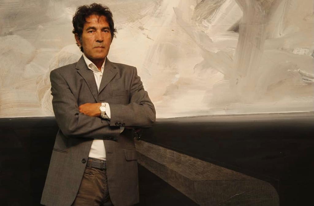 Salvatore Garau junto a su escultura “invisible” – Instagram