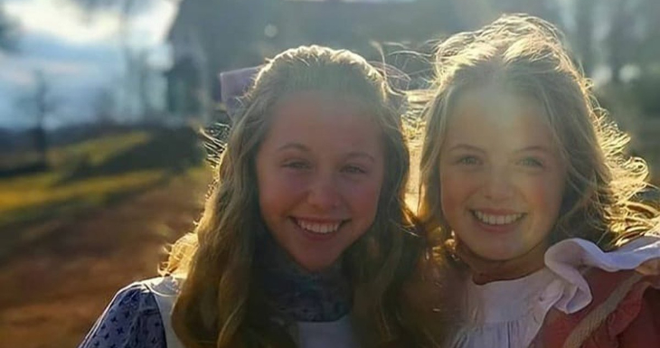 A la izquierda, Miranda McKeon en “Anne with an E”