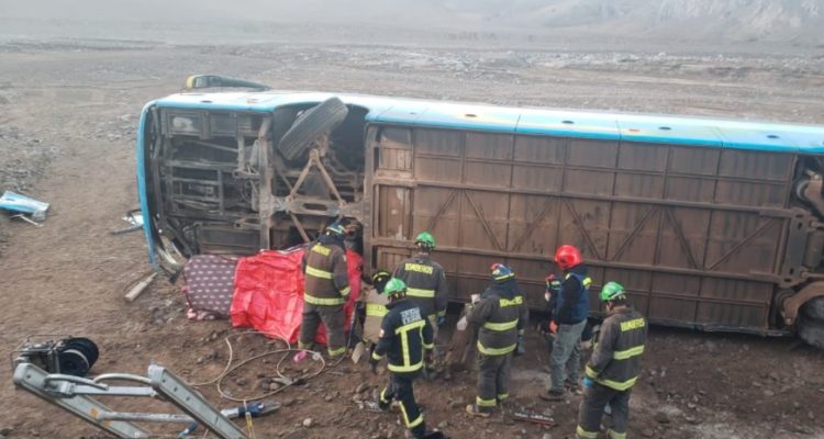 Dos muertos y 40 heridos deja volcamiento de bus de trabajadores en ...