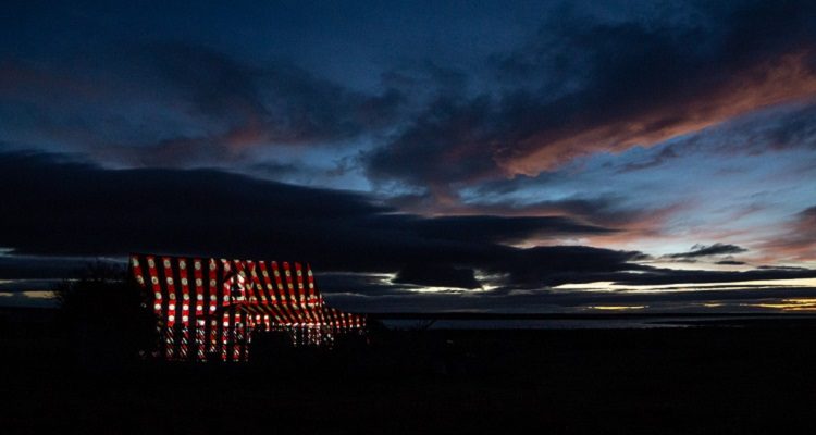 Estancia Gente Grande, acción de arte iluminó el inmueble de 1885. Tierra del Fuego 2017. Fundación Proyecta Memoria (c)