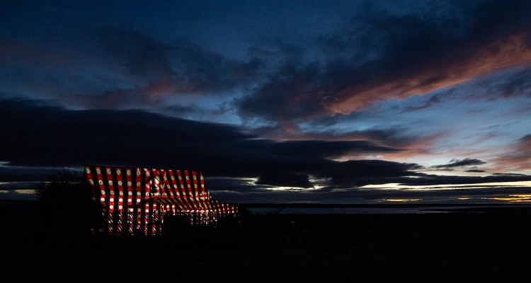 Estancia Gente Grande, acción de arte iluminó el inmueble de 1885. Tierra del Fuego 2017. Fundación Proyecta Memoria (c)