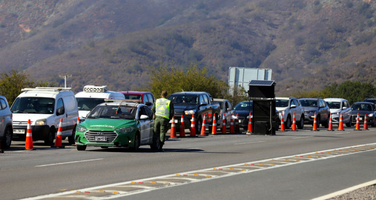 Manuel Lema, Agencia UNO |
En el sector de Veramonte, en la ruta 68, se realizan controles a todas las personas que se trasladan hacia la región de Valparaíso, en el marco del fin de semana largo. 