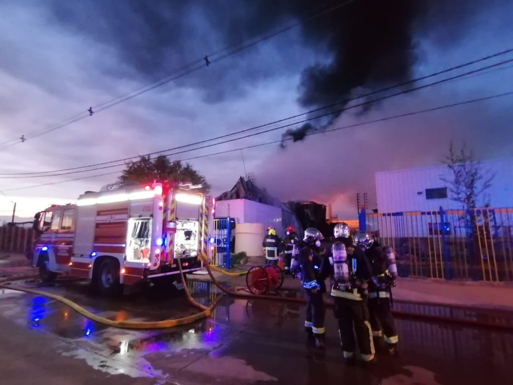 gran-incendio-afecta-a-fabrica-de-espuma-en-lampa-hay-trabajadores-lesiones--1024x768.jpg