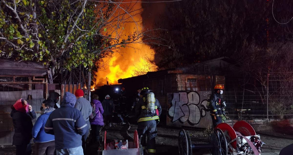 incendio-en-fabrica-de-pallets-en-renca-destruyo-6-casas-y-dejo-danos-parciales-en-otras-4.jpeg